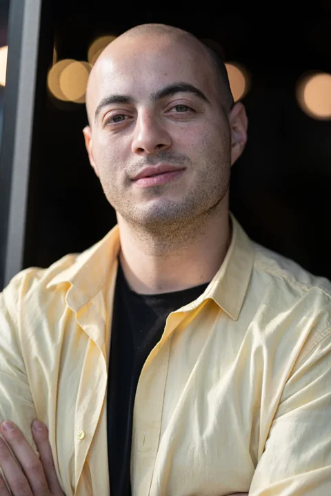 Retrato de homem com cabeça raspada